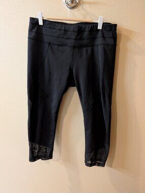 Athleta mesh panel activewear capris size large